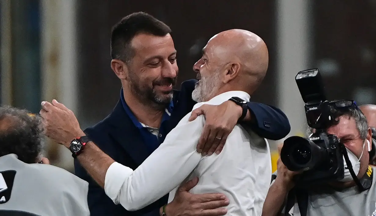 Pelatih Sampdoria Roberto D'Aversa menyapa pelatih AC Milan Stefano Pioli sebelum pertandingan Serie A di Stadion Luigi Ferraris, Genova, Italia, 23 Agustus 2021. AC Milan menang 1-0. (MIGUEL MEDINA/AFP)