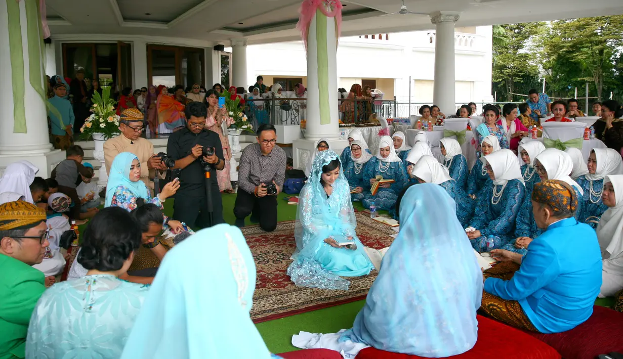 Acara pengajian dan siraman Ardina Rasti berlangsung di The Lodge-Jagorawi Golf Club, kawasan Bogor, Jawa Barat, Jumat (19/1/2018). Sabtu, (20/1) Rasti akan menikah dengan Arie Dwi Andika. (Nurwahyunan/Bintang.com)