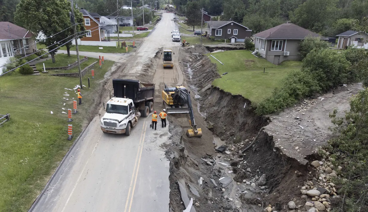 Tanah longsor besar yang disebabkan oleh hujan lebat memotong jalan raya 170 antara Saguenay, Quebec, dan Saint-Simeon. (Jacques Boissinot/The Canadian Press via AP)