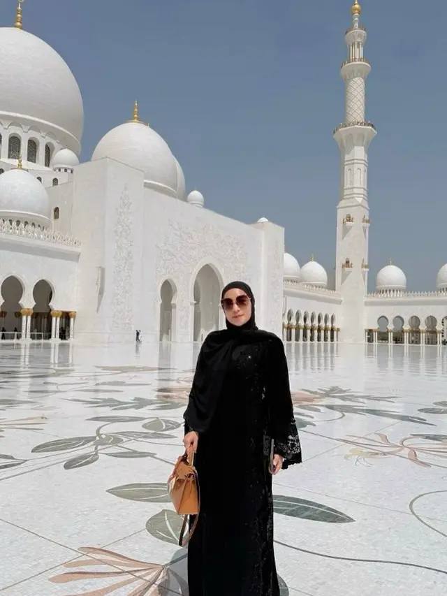 Model Gamis Erin Taulany yang Simpel tapi Berkelas