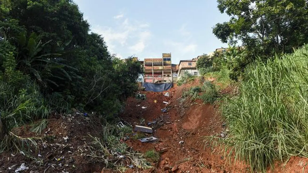 Puing-puing dari sebuah rumah yang hancur berserakan di lereng bukit setelah tanah longsor yang disebabkan hujan lebat di Belo Horizonte, Brasil (27/1/2020).