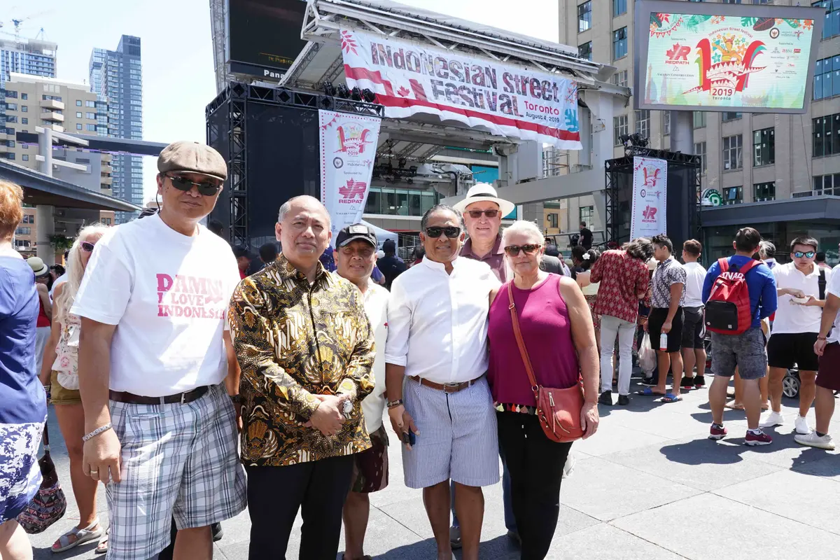 Konjen RI bersama para pengunjung. (Dokumentasi KJRI Toronto)