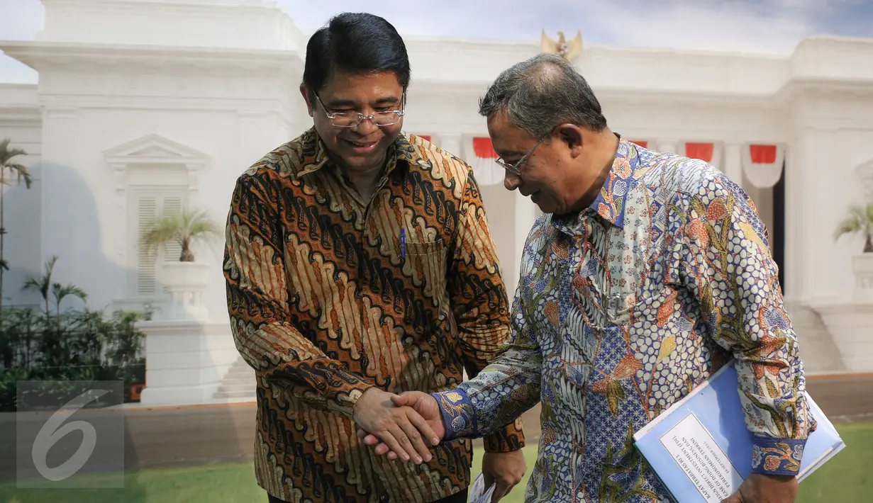 Menko Perekonomian Darmin Nasution (kanan) berjabat tangan dengan Kepala BKPM Franky Sibarani seusai memberi keterangan usai Rapat Terbatas di Kantor Kepresidenan, Jakarta, Rabu (16/9). (Liputan6.com/Faizal Fanani)