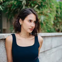 Pesona cantiknya luar biasa, walaupun rambut pendeknya ditata dengan messy look. Terlihat di foto ini, Pevita tampil dengan riasan wajah minimalis, rambut pendeknya bisa membingkai wajahnya dengan sangat baik. Foto: Instagram.