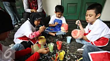 Penyandang disabilitas down sindrom, autis, dan asperger melukis keramik di Museum Seni Rupa dan Keramik, Jakarta, Jumat (23/10). Kegiatan untuk meningkatkan kemampuan dan keterampilan seni bagi penyandang disabilitas . (Liputan6.com/Immanuel Antonius)