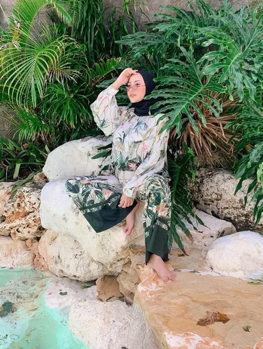 Wisata alam menjadi salah satu tempat favorit Rachel Vennya untuk berlibur. Outfit yang ia kenakan saat berlibur ke nuansa alam juga terlihat santai, namun tetap stylish. Untuk melengkapi penampilannya, Rachel juga mengenakan kacamata. (Liputan6.com/IG/@rachelvennya)