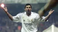 4. Luis Figo - Luis Figo sangat dicintai suporter Barcelona sejak kedatangannya pada 1995. Namun, semuanya berakhir ketika Figo hengkang ke Madrid pada tahun 2000, ia selalu mendapat cemoohan dari para suporter Barcelona setiap bermain di Camp Nou. (AFP/Christophe Simon)