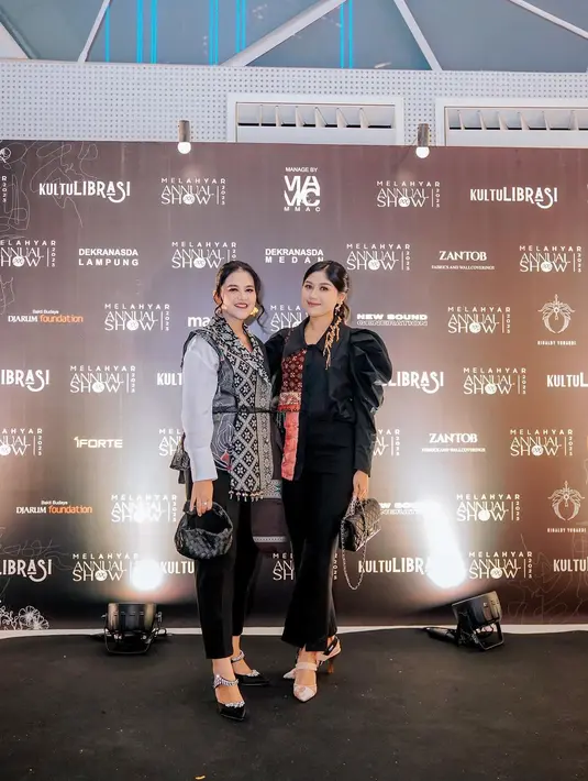 Hadiri acara fashion, Kahiyang Ayu memadukan pakaian etniknya dengan tas Bottega Veneta Mini Jodie Top Handle in Lambskin Leather with Soft Rounded Shape and Signature Knot yang ditaksir seharga Rp41 jutaan menurut situs resminya. [@ayanggkahiyang].