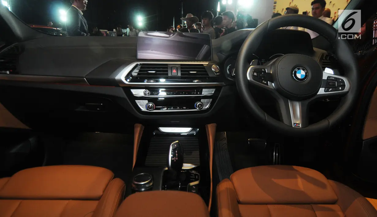 Interior dan panel dalam The All New BMW X4 seri terbaru saat peluncuran di Jakarta, Kamis (7/2). All New BMW X4 dibandrol dengan harga RP Rp 1,459 miliar. (Merdeka.com/Dwi Narwoko)