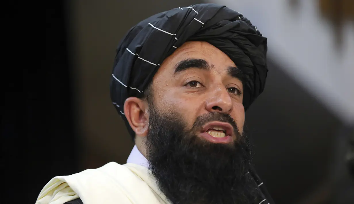Juru bicara Taliban Zabihullah Mujahid berbicara dalam konferensi pers pertamanya di Kabul, Afghanistan, pada Selasa (17/8/2021). Mujahid akhirnya menunjukkan wajahnya setelah bertahun-tahun hanya bersuara di ujung telepon. (AP Photo/Rahmat Gul)