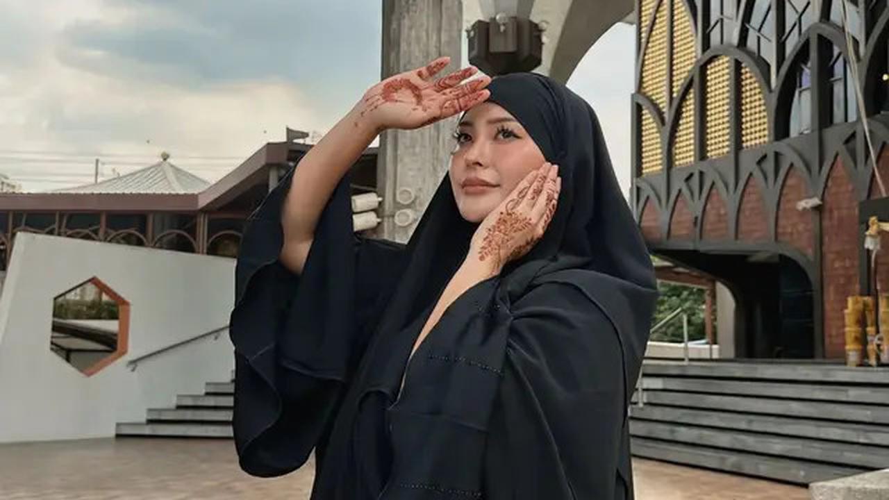 7 Potret Rae Asakura 'Rae Lil Black' Masuk Islam, Sudah Salat dan Puasa Perdana