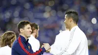 Lionel Messi (Barcelona/kiri) dan Cristiano Ronaldo (Real Madrid/kanan) berjabat tangan sebelum partai El Clasico (2/4/2016). Keduanya bakal menjadi penentu musim ini bagi tim masing-masing kala berebut trofi jawara La Liga 2015-2016.  (Reuters/Albert Gea