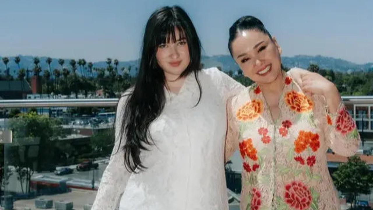 7 Inspirasi Model Kebaya Brokat Motif Bunga, Punya Titi DJ di Acara Pernikahan Putrinya Curi Perhatian