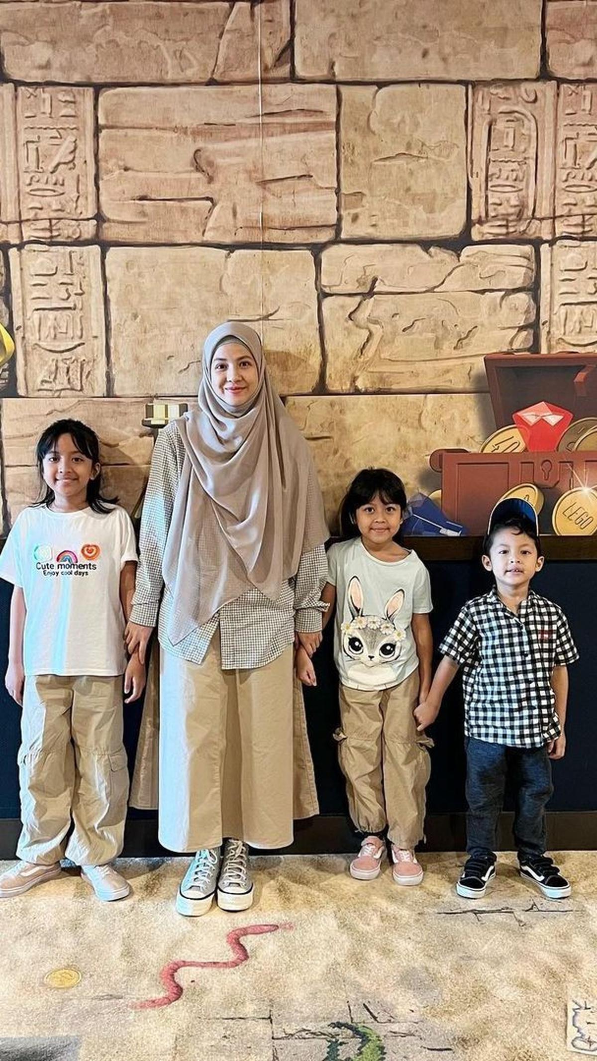 Melalui unggahan terbaru, Natasha Rizky terlihat mengabadikan momen kebersamaan dengan anak-anaknya. Diketahui, wanita yang akrab disapa Caca ini mengajak ketiga anaknya berlibur ke Malaysia.