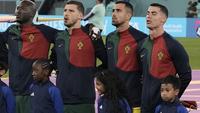 Terselip momen membanggakan bagi Indonesia saat laga Portugal menghadapi Ghana pada matchday pertama Grup H Piala Dunia 2022(24/11/2022). Dalam laga yang digelar di 974 Stadium, Doha, Qatar, bocah asal Indonesia, Ulul Albab El Ibrahim terpilih menjadi player escort atau pendamping pemain bagi bintang Portugal Cristiano Ronaldo. (AP/Hassan Ammar)