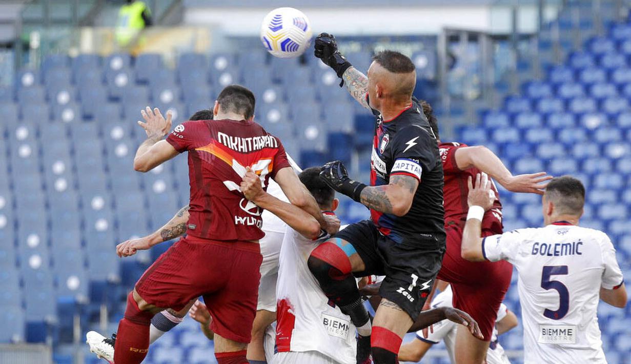 Kiper Crotone, Alex Cordaz, meninju bola saat melawan AS Roma pada laga Liga Italia di Stadion Olimpico, Senin (10/5/2021). AS roma menang dengan skor 5-0. (AP/Gregorio Borgia)