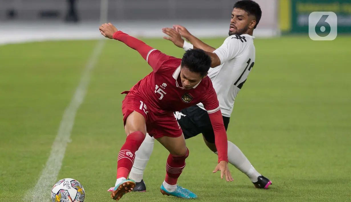 Pemain tengah timnas Indonesia U-20, M Dzaki Asraf Huwaidi (kiri) berebut bola dengan Abudullah bin Aiyas (Fiji) pada laga International Friendly Match di Stadion Utama Gelora Bung Karno, Jumat (17/2/2023). Laga kedua tim berlangsung keras, wasit Thoriq M Alkatiri sampai mengeluarkan empat kartu merah dari sakunya, tiga diantaranya untuk pesepakbola Fiji. (Liputan6.com/Faizal Fanani)