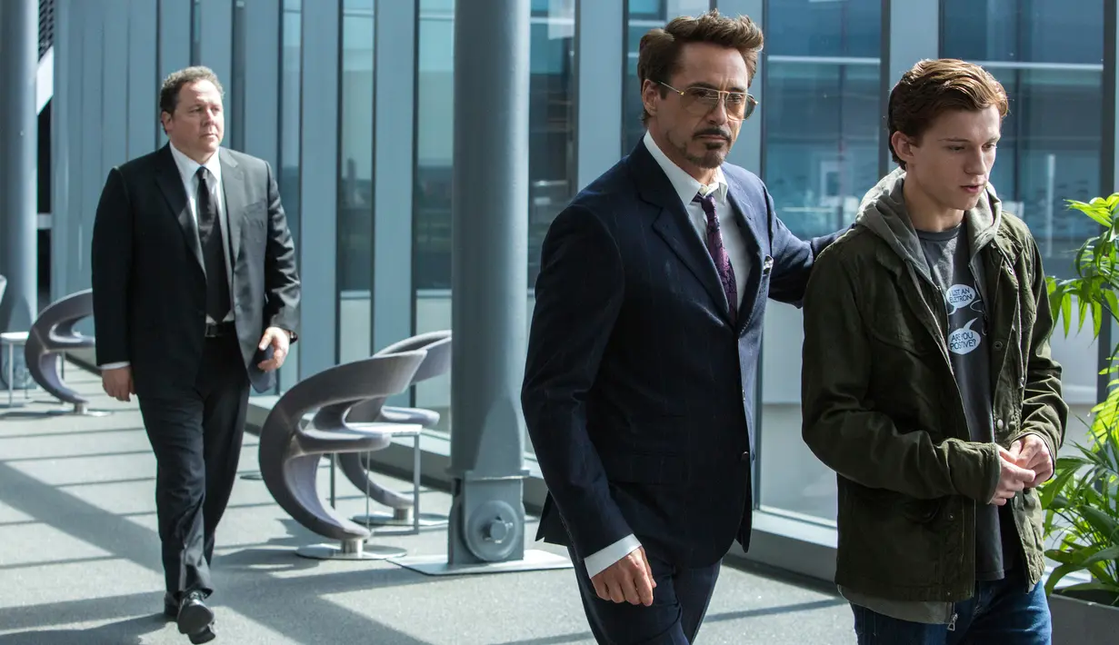 Tom Holland saat beradu akting dengan Aktor Jon Favreau (kiri), Robert Downey Jr. saat syuting film terbarunya, `Spider-Man: Homecoming.`.  (Chuck Zlotnick/Columbia Pictures-Sony via AP)