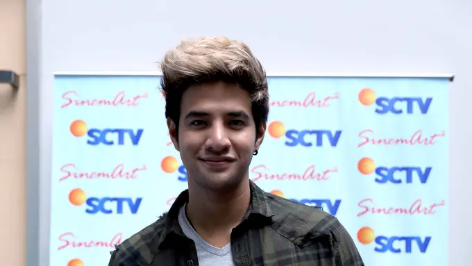 [Bintang] Demi Penggemar, Ammar Zoni Rela Kehujanan