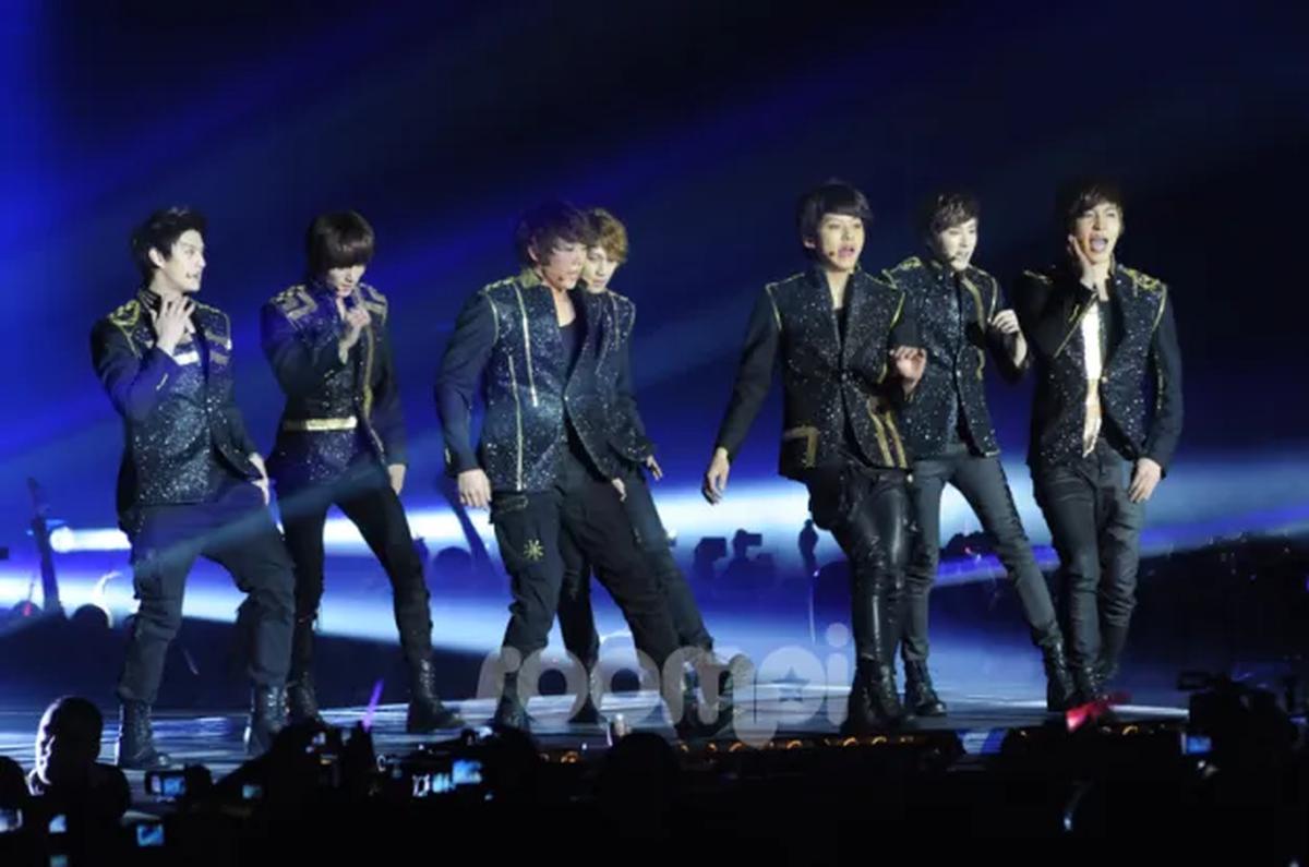 U-KISS saat tampil di Music Bank, Paris pada Agustus 2012 Â©soompi.com