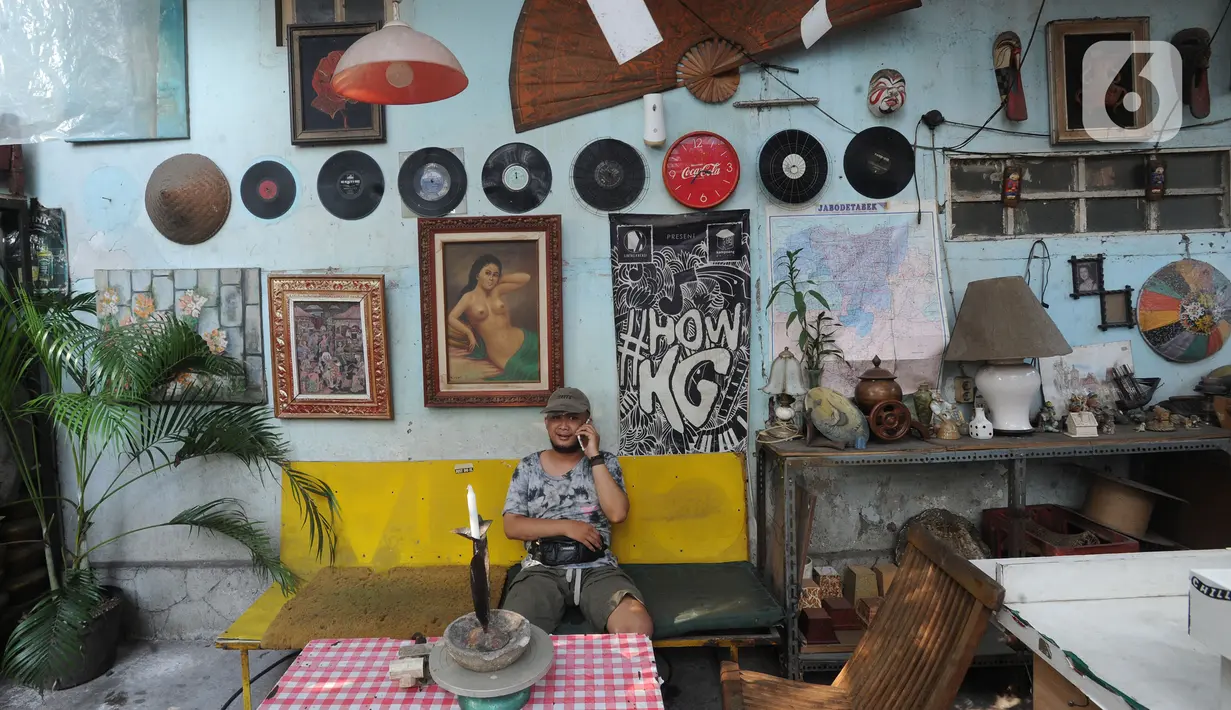 Pedagang menunggu pembeli di Kebayoran Vintage, Jakarta, Rabu (30/9/2020). Selama masa pandemi penjualan barang-barang bekas  rumah tangga di meningkat hingga 75 % dimana warga menjual barang-barang miliknya untuk mencukupi kebutuhan hidup sehari-hari. (merdeka.com/Arie Basuki)