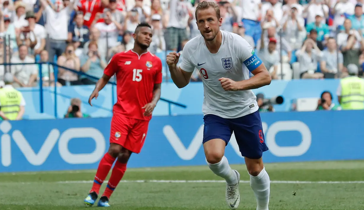 Pemain Inggris Harry Kane melakukan selebrasi usai membobol gawang Panama dalam pertandingan Piala Dunia 2018 di Nizhny Novgorod Stadium, Rusia (24/6). (AP/Antonio Calanni)