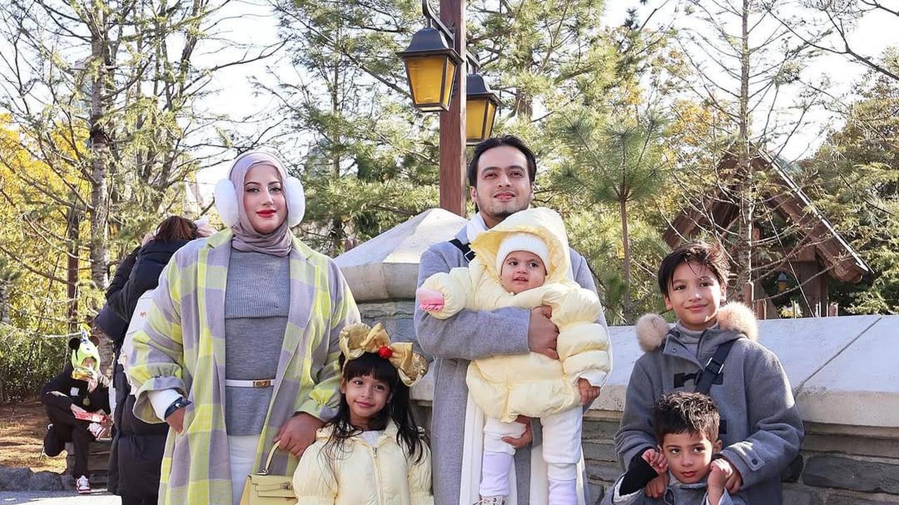 Gaya OOTD Tasyi Athasyia di Tokyo Kembaran dengan Suami dan Anaknya