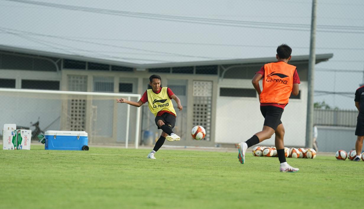 Gelandang serang Timnas Indonesia U-22, Beckham Putra melepaskan umpan dalam sesi latihan di The Dream Visakha Training Camp, Phnom Penh, Kamboja, Jumat (28/4/2023) menjelang laga pertama SEA Games 2023 menghadapi Filipina. (Dok. PSSI)
