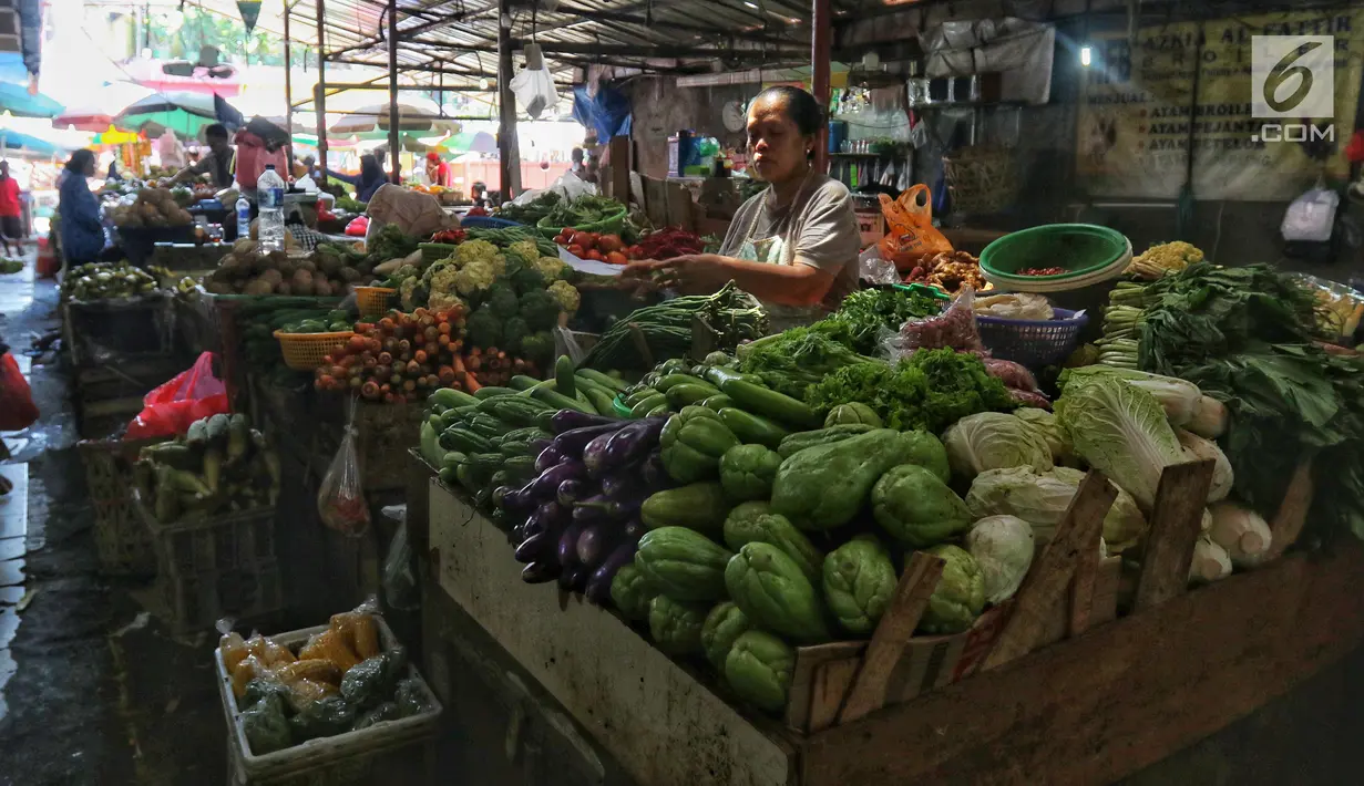Seorang pedagang menunggu pembeli di Pasar Kebayoran Lama, Jakarta, Kamis (2/5/2019). Naiknya harga kebutuhan pokok jelang Ramadan dikarenakan permintaan konsumen meningkat. (Liputan6.com/JohanTallo)