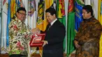 Menteri Dalam Negri, Tjahjo Kumolo bersama Ketua KPU Husni Kamil Manik  saat penyerahan Data Agregat Kependudukan per-Kecamatan (DAK2) dari kemendagri ke KPU di Kantor Kemendagri, Jakarta, Jumat (17/4/2015). (Liputan6.com/Herman Zakharia)