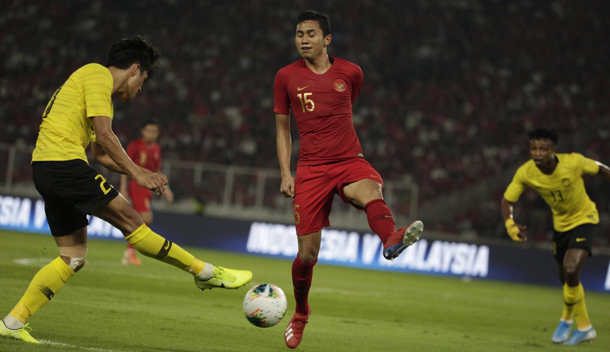 Bek Timnas Indonesia, Ricky Fajrin, berusaha menahan bola saat melawan Malaysia pada laga Kualifikasi Piala Dunia 2022 di SUGBK, Jakarta, Kamis (5/9). Indonesia kalah 2-3 dari Malaysia. (Bola.com/Vitalis Yogi Trisna)