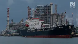 Kapal tanker bersandar di ereal kilang minyak Pertamina Refenery Unit IV Cilacap, Rabu (7/2). PT Pertamina melalui Refinery Unit (RU) IV Cilacap mengolah minyak bumi sebesar 348.000 BSD. (Liputan6.com/JohanTallo)