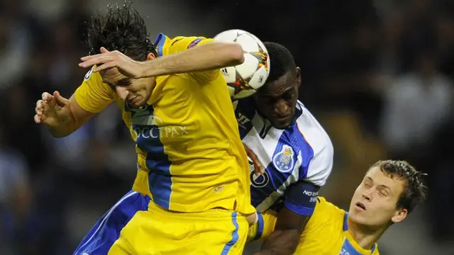 Bomber FC Porto Yacine Brahimi menjadi pesepakbola Afrika keempat yang berhasil mencetak hat-trick di Liga Champions setelah Didier Drogba (dua kali), Samuel Eto'o (dua kali) dan Yakubu Aiyegbeni.