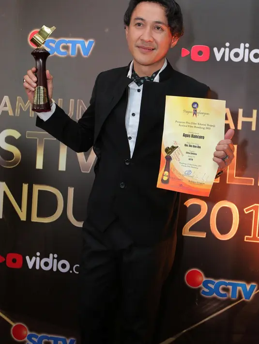 Penghargaan FFb yang telah ia dapatkan sebanyak dua kali tersebut ternyata didedikasikannya untuk sang istri tercinta, sosok perempuan yang mendukung karirnya di dunia akting. (Galih W. Satria/Bintang.com)