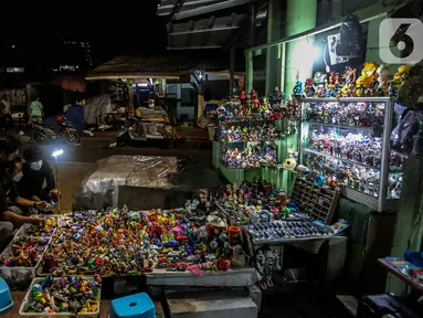 Pembeli mencari mainan di Pasar Loak Kebayoran Lama, Jakarta, Rabu (3/11/2021). Pasar Loak Kebayoran Lama tetep eksis di tengah maraknya situs jual beli online. Barang dagangan yang dijual mulai dari pakaian, tas, aksesori hingga elektronik. (Liputan6.com/Johan Tallo)