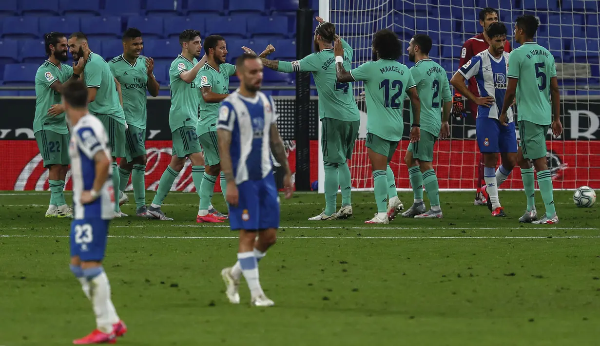 Para pemain Real Madrid merayakan gol Casemiro ke gawang Espanyol pada pertandingan La Liga Spanyol di Stadion Cornella-El Prat, Barcelona, Spanyol, Minggu (28/6/2020). Real Madrid menang 1-0 dan menggeser Barcelona dari puncak klasemen. (AP Photo/Joan Monfort)