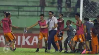 Pemain dan official PBFC merayakan kemenangan laga 8 besar Piala Presiden 2017 melawan Madura United di Stadion Manahan Solo, Sabtu (25/2). PBFC unggul adu penalti 5-4 (0-0). (Liputan6.com/Helmi Fithriansyah)