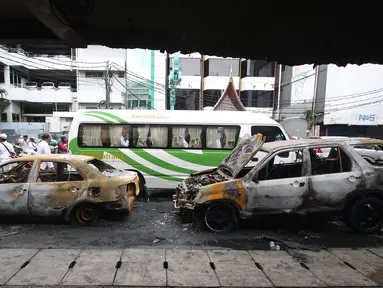 Mobil Toyota Vios bernopol B-1632-SPM dan Honda CR-V B-128-GJ yang terbakar di Pecenongan, Jakarta, Sabtu (11/2). Kedua mobil tersebut diduga terbakar akibat dilempari bom molotov orang tak dikenal. (Liputan6.com/Immanuel Antonius)