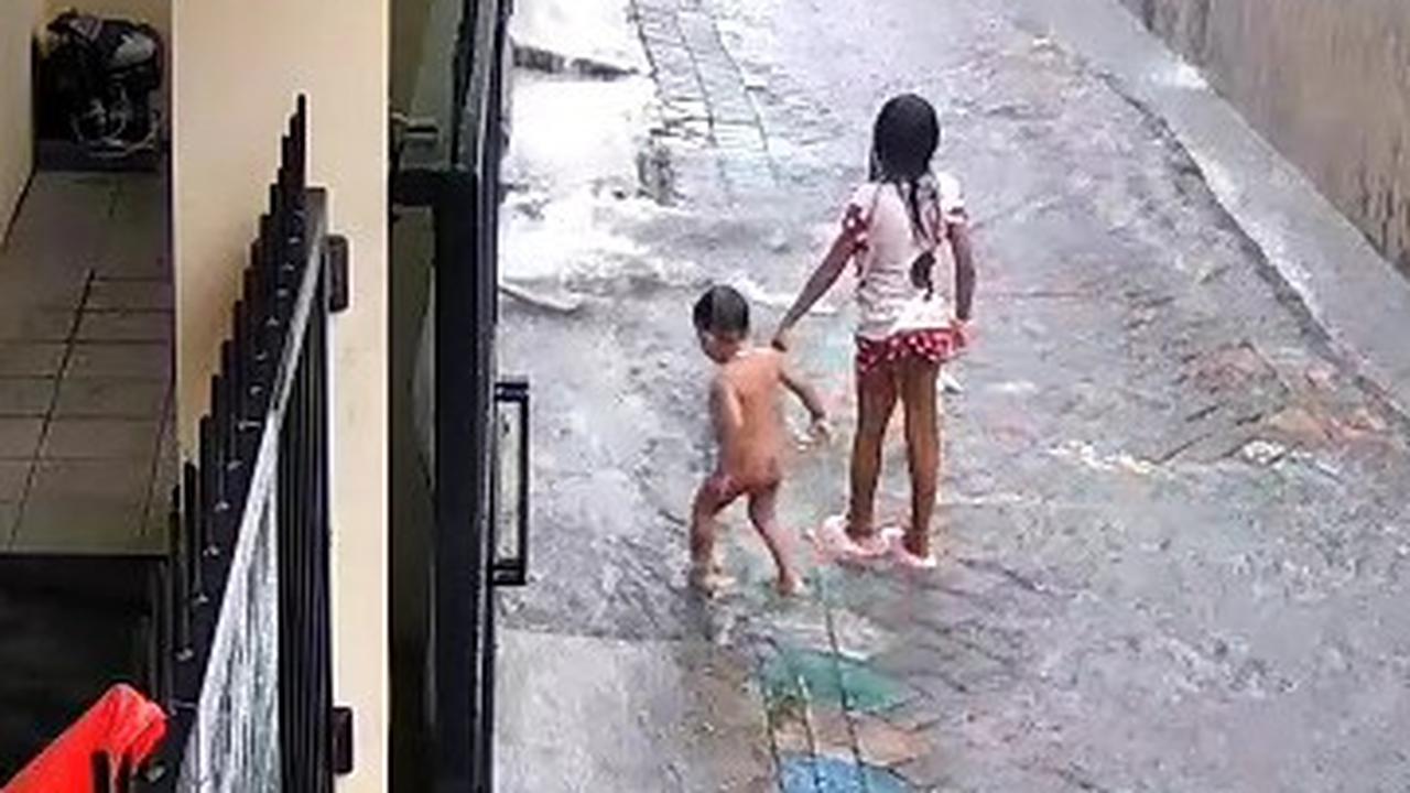 Bayi mandi hujan tercebur selokan