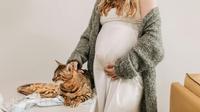 ilustrasi preganant woman with cat/copyright pexels/Vlada Karpovich