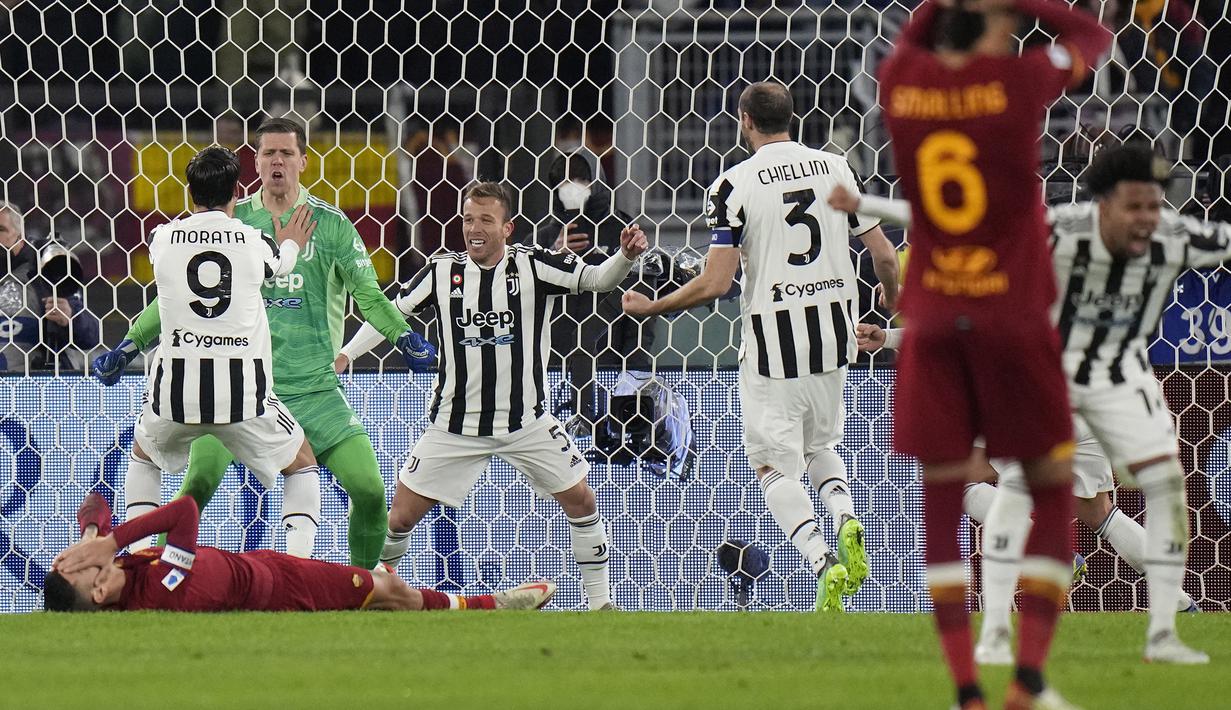 Sempat tertinggal 1-3, Juventus berhasil comeback dan memukul balik tuan rumah AS Roma 4-3 dalam lanjutan Liga Italia, Minggu (9/1/2022). Laga bisa saja berakhir imbang andai eksekusi penalti kapten AS Roma Lorenzo Pellegrini tidak dipatahkan Wojciech Szczesny. (AP/Alessandra Tarantino)