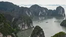 Kapal-kapal wisata berlayar di perairan Ha Long Bay, Provinsi Quang Ninh, Vietnam, Jumat (10/5/2019). Destinasi wisata yang terletak di Teluk Tonkin ini menjadi ikon yang cukup populer di Vietnam. (Manan VATSYAYANA/AFP)