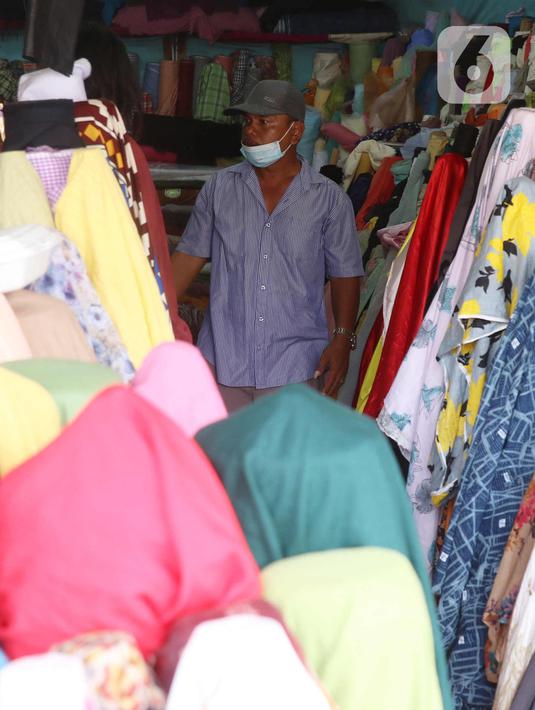 Pedagang menjaga toko kain di Pasar Cipadu, Tangerang, Selasa (2/3/2021). Pandemi Covid-19 membuat industri tekstil dan pakaian jadi mengalami pertumbuhan negatif 8, 8 persen sepanjang 2020 dengan kinerja ekspor yang berkontraksi 17 persen. (Liputan6.com/Angga Yuniar)