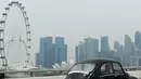 Sebuah kendaraan melintas saat kabut asap menyelimuti kota Singapura (15/9/2019). Polusi dari kebakaran hutan di Indonesia mendorong kualitas udara Singapura ke tingkat yang tidak sehat untuk pertama kalinya dalam tiga tahun. (AFP Photo/Roslan Rahman)