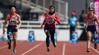 Pelari Indonesia, Tiarani Karisma Evi beradu cepat pada final Asian Para Games cabang atletik nomor lari 100 meter T42 / T63 di SUGBK, Jakarta, Rabu (10/10). Evi mengalahkan dua atlet Jepang, Maekawa Kaede dan Tozawa Tomomi. (Bola.com/Vitalis Yogi Trisna)