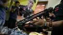 Petugas menunjukan senjata krisbow saat rilis di Polres Jakarta Utara, Senin (25/1). Dalam penggrebekan petugas berhasil menyita 20,74 Gram Sabu, sejumlah senjata api berikut  amunisi dan sebuah granat nanas aktif. (Liputan6.com/Faizal Fanani)