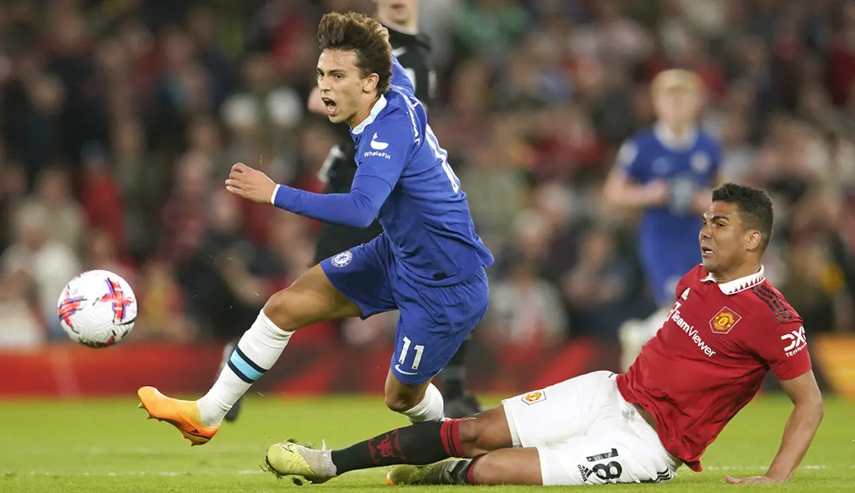 <p>Tampil di depan pendukungnya sendiri, Manchester United langsung tampil agresif menekan pertahanan Chelsea. Hasilnya, laga baru berjalan enam menit, umpan Christian Eriksen diselesaikan Casemiro dengan tandukan dan bola bersarang di gawang Chelsea. (AP Photo/Dave Thompson)</p>