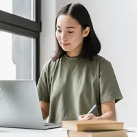 Seorang perempuan sedang menulis menggunakan laptopnya (Foto Dok: Freepik/freepik).