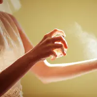 ilustrasi sahabat fimela menggunakan parfum (copyright : sthutterstock)