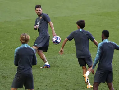 Penyerang Barcelona, Lionel Messi mengontrol bola saat mengikuti sesi latihan di stadion Da Luz, Lisbon, Portugal (13/8/2020). Barcelona akan bertanding melawan Bayern Munchen pada perempat final Liga Champions di Estadio da Luz. (Rafael Marchante/Pool via AP)